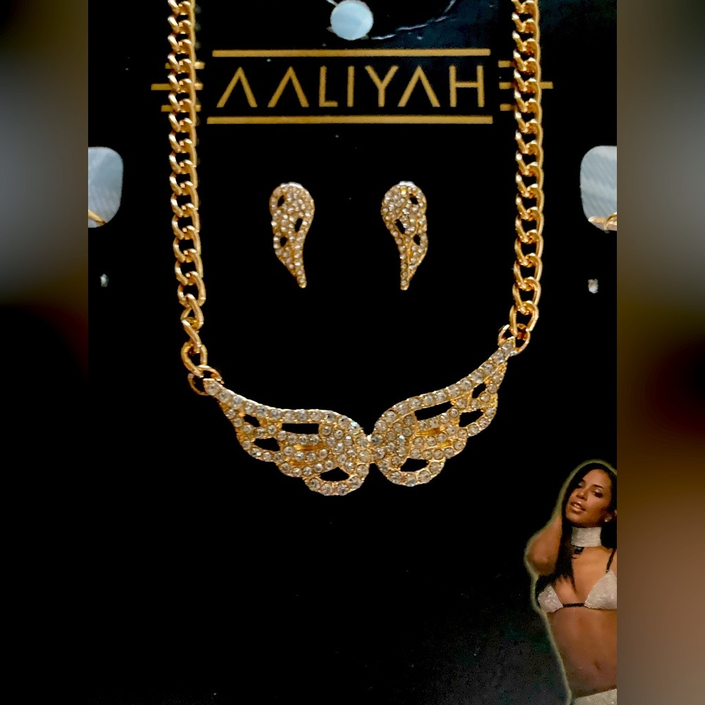 AALIYAH necklace and earring set.